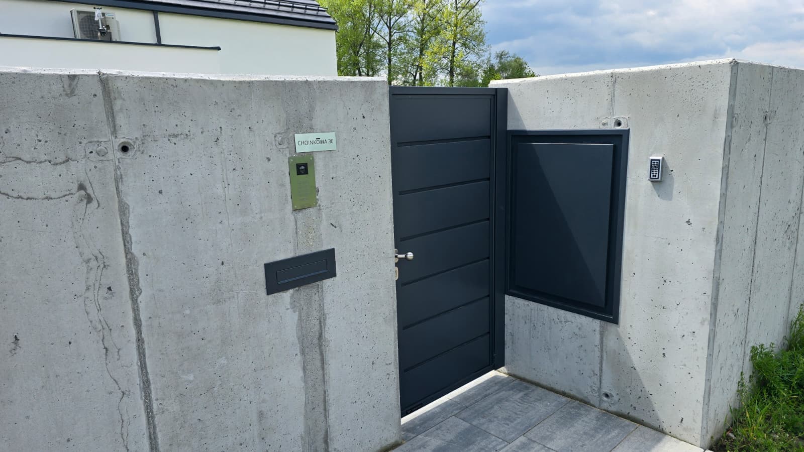 Prototyp PostBox zamontowany w betonowym ogrodzeniu